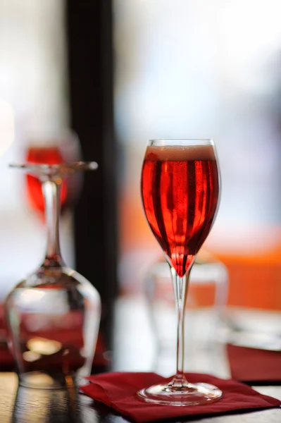 Copo com bebida alcoólica francesa Kir Royal — Fotografia de Stock