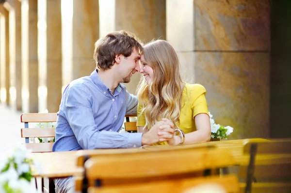 Молодая пара в кафе на открытом воздухе — стоковое фото