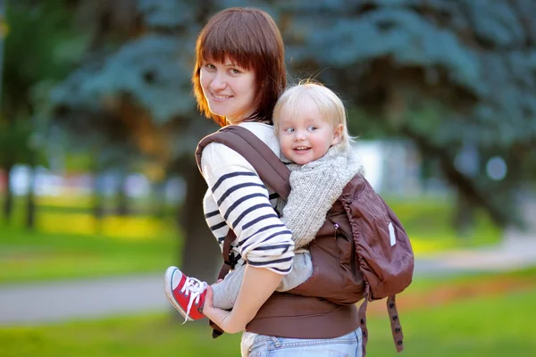 Ung mamma med sitt barn barn — Stockfoto