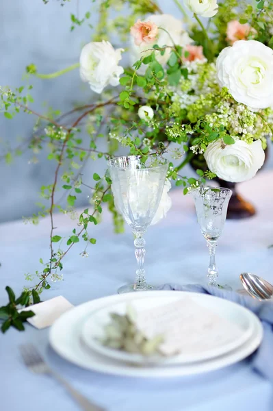 Tisch für Hochzeitsempfang gedeckt — Stockfoto