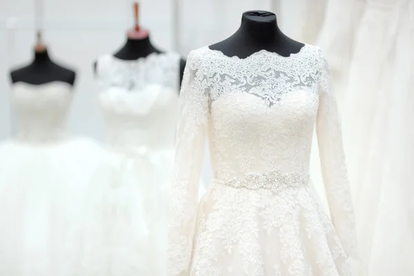 Hermosos vestidos de novia —  Fotos de Stock