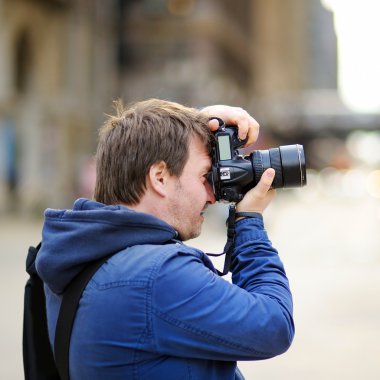 Fotoğrafçı alarak fotoğraf profesyonel dijital fotoğraf makinesi ile