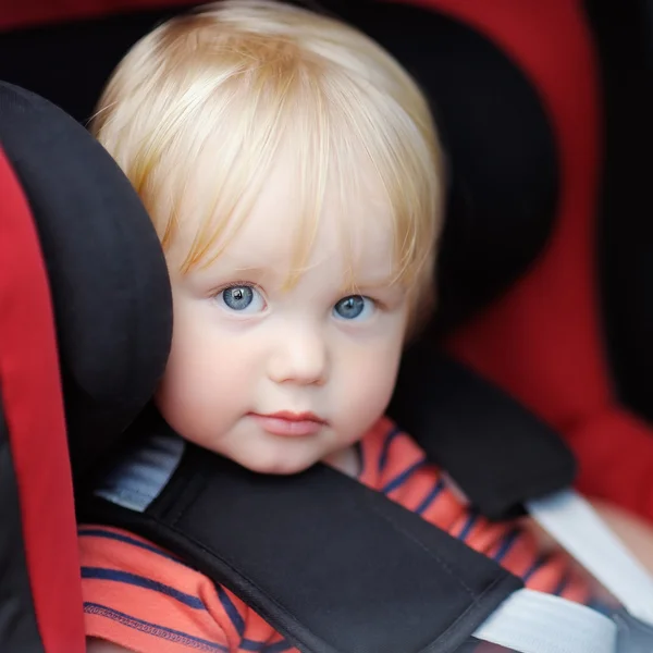 Peuter in autostoeltje zitten — Stockfoto