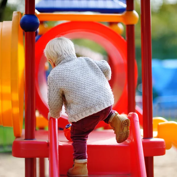 Kleinkind hat Spaß auf Spielplatz — Stockfoto