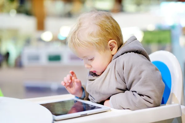 Tout-petit garçon jouant avec une tablette numérique — Photo