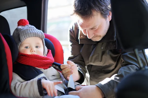 Πατέρας βοηθά τον γιο του να συνδέσετε ιμάντα για κάθισμα αυτοκινήτου — Φωτογραφία Αρχείου