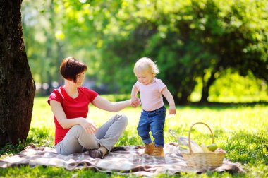 Orta yaşlı kadın ve torunu piknik 