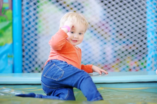 Bambino attivo al parco giochi — Foto Stock