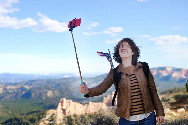 Jovem turista tirar uma foto de si mesma no Parque Nacional Bryce Canyon — Fotografia de Stock