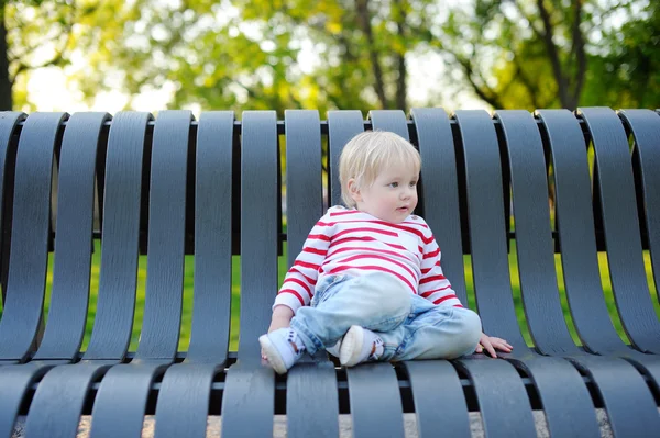 Småbarn pojke på en bänk — Stockfoto