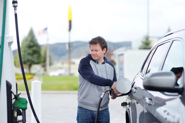 Homem enchendo gasolina combustível no carro — Fotografia de Stock