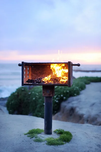 Пожар в гриле у океана — стоковое фото