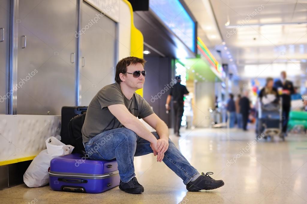 в аэропорту сша мужчина. охранник в аэропорту. мужик на ленте в аэропорту. багажная лента в аэропорту на английском. приветствие в аэропорту штатов.