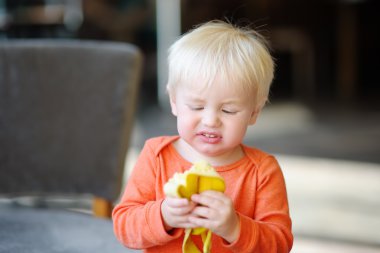 Yürümeye başlayan çocuk yeme muz