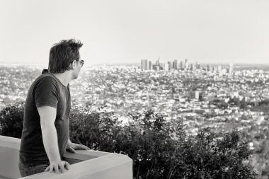 Los Angeles şehir merkezinin bakan şık orta yaş adam