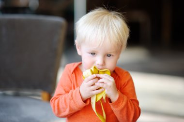 Yürümeye başlayan çocuk yemek taze muz