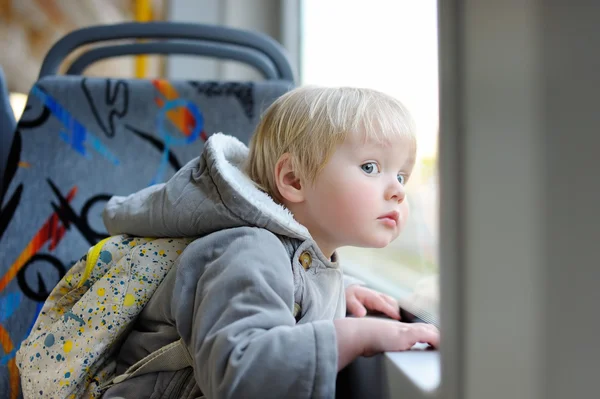 電車やトラムで幼児の少年 — ストック写真