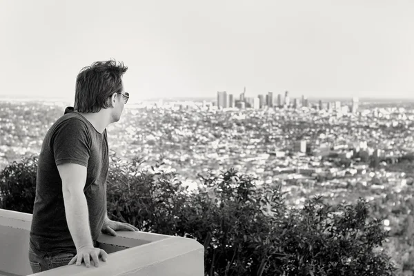 Elegante homem de meia idade olhando no centro de Los Angeles — Fotografia de Stock