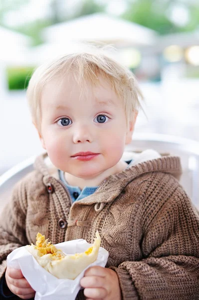 Bonito menino de criança comendo fast food — Fotografia de Stock