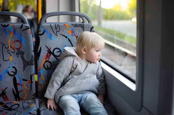 Niño mirando por la ventana del tren o tranvía —  Fotos de Stock