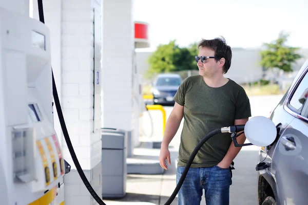Uomo che riempie di benzina carburante in auto — Foto Stock