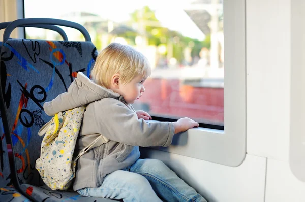 Niño en tren o tranvía —  Fotos de Stock