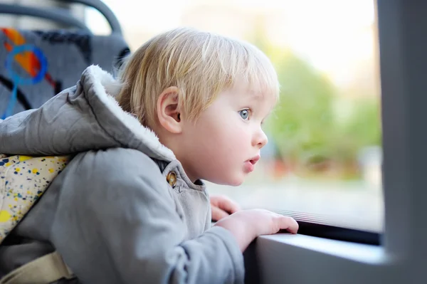 Toddler chłopiec w pociągiem lub tramwajem — Zdjęcie stockowe