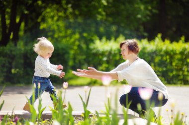 Güzel bir kadın ve küçük torunu güneşli Park