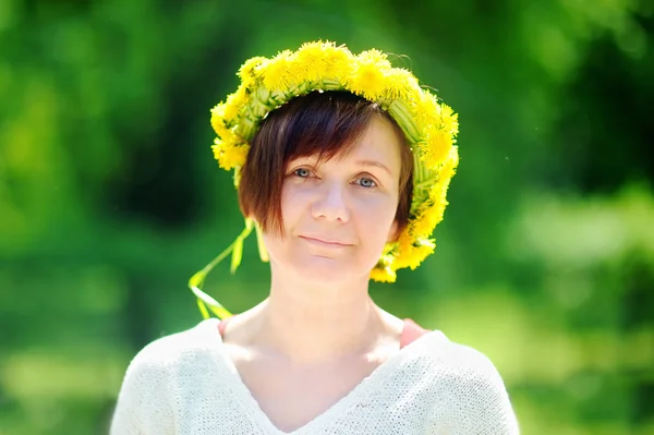 Belle femme avec couronne de pissenlit — Photo