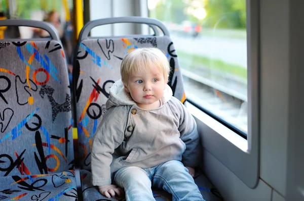 Niño en tren o tranvía —  Fotos de Stock