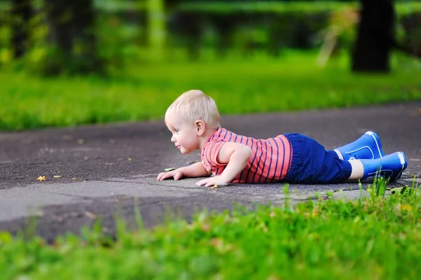 Toddler boy fell on park road — Stock Photo, Image