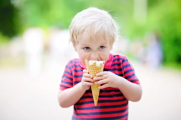 Bambino ragazzo mangiare gelato-crema — Foto Stock