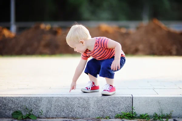 Bambino ragazzo giocare all'aperto — Foto Stock