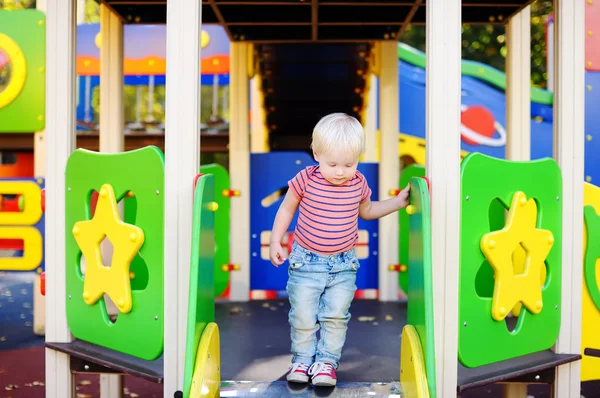 Bambino ragazzo nel parco giochi — Foto Stock