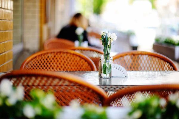 Stilvolles Café im Freien — Stockfoto