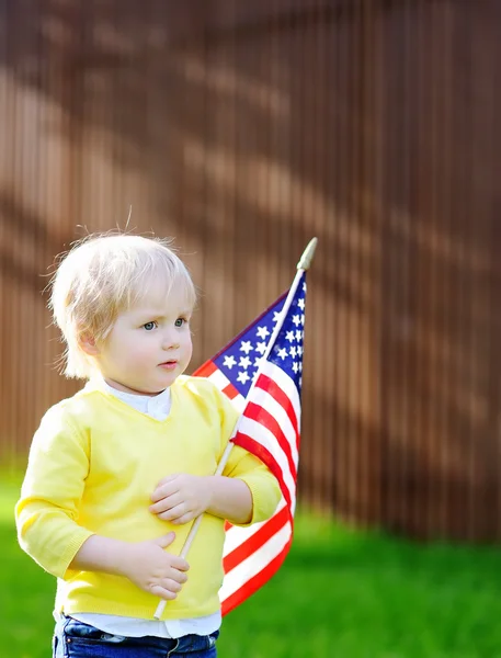 Хлопець Тоддлер тримає американський прапор — стокове фото