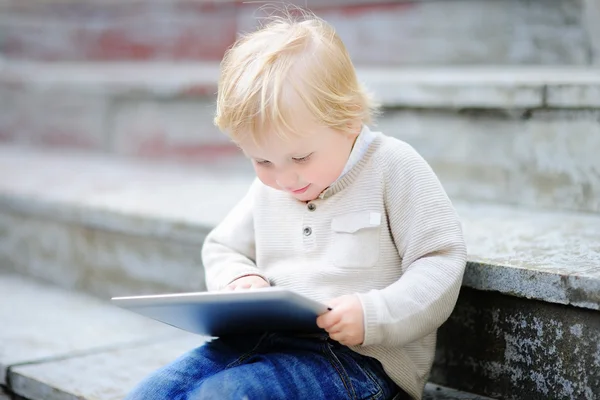 Хлопчик Тоддлер грає з цифровим планшетом — стокове фото