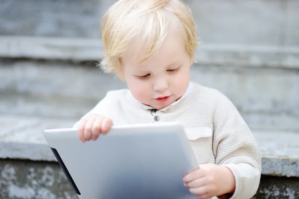 デジタル タブレットで遊ぶかわいい幼児少年 — ストック写真