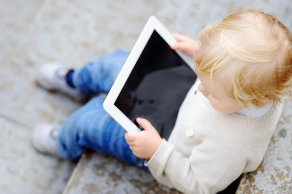 Tout-petit garçon jouant avec une tablette numérique — Photo