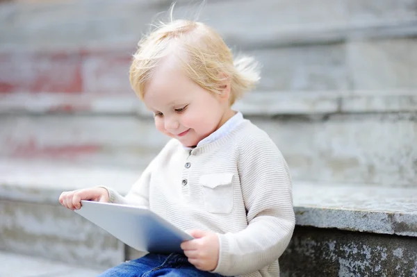 デジタル タブレットで遊ぶ幼児の少年 — ストック写真