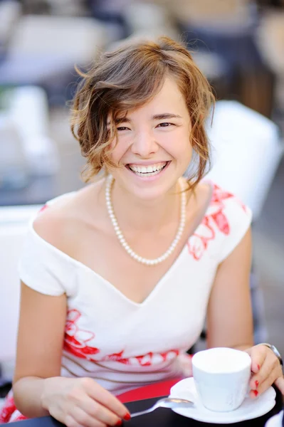 Junge Braut trinkt Kaffee im Café im Freien — Stockfoto