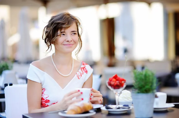 Ung brud äter frukost och dricker kaffe på utomhus — Stockfoto