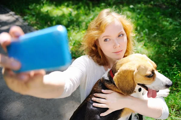 Jovem hipster mulher fazendo foto selfie com cão Beagle — Fotografia de Stock