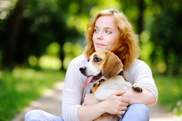 Jovem mulher com cão Beagle no parque de verão — Fotografia de Stock