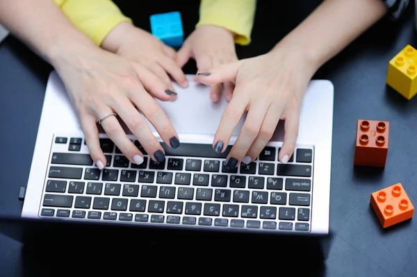 Oh dizüstü yürümeye başlayan çocuk çocuğuyla birlikte çalışan anne