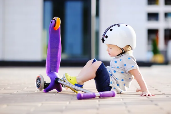 Menino aprendendo a andar de scooter — Fotografia de Stock