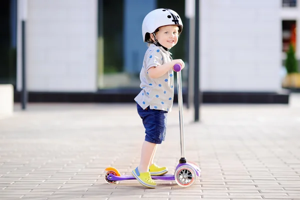 Bambino ragazzo imparare a cavalcare scooter — Foto Stock