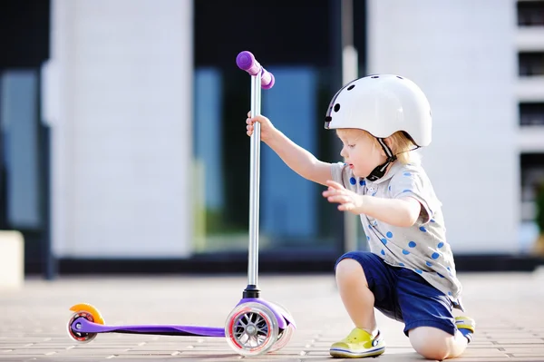 Småbarn pojke lär sig att köra skoter — Stockfoto