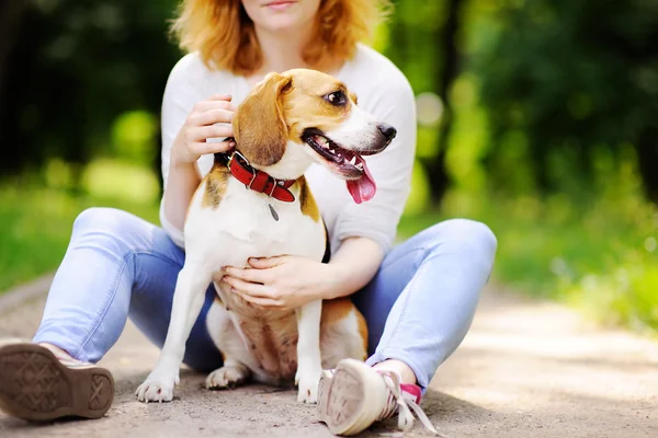 Jovem mulher bonita com cão Beagle no parque — Fotografia de Stock