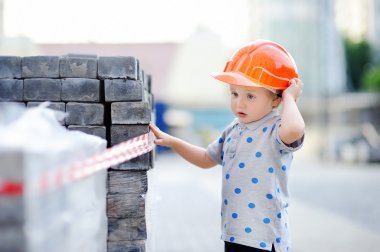 Açık havada çalışan kavganın içinde küçük Oluşturucu